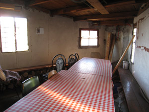 Interno del bivacco: i tavoli