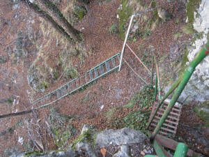 Passerelle e scalette per salire al bivacco