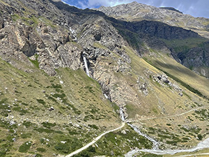 La cascata vista dall'altro lato della valle