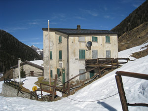 Veduta invernale del rifugio