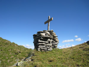 Ometto e croce al Passo Vicima