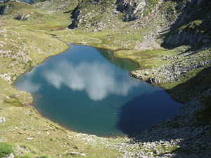 Veduta del Lago Bernasca scendendo dal Passo Vicima