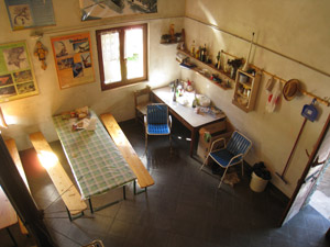 Interno del rifugio fotografato dal soppalco