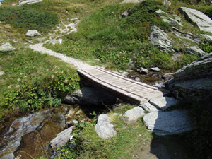 La passerella sullˈemissario del Lago Emet