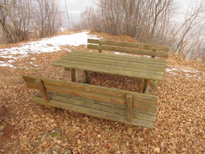Tavoli e panche attorno al rifugio