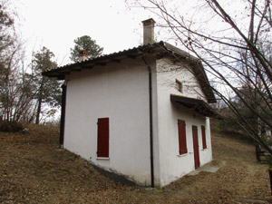Casa nel bosco. Qui si gira a sinistra.