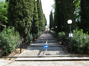 Scalinata di accesso al santuario