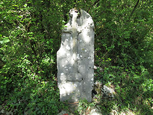Una stele datata 1788 lungo il sentiero