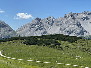 Proseguiamo oltre il Rifugio Sennes