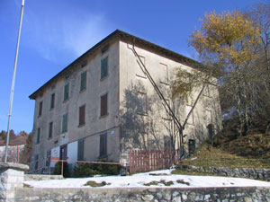 Passiamo dal Rifugio Binate (chiuso)