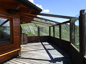 Veduta parziale della terrazza del rifugio