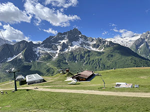 Uno sguardo indietro verso la seggiovia e il il rifugio Nigritella. Sullo sfondo la Punta di Castellaccio.