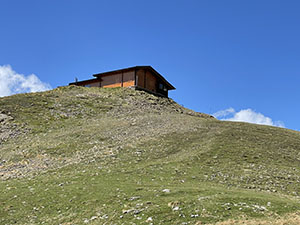Vediamo il Rifugio Bleis in cima ad un dosso