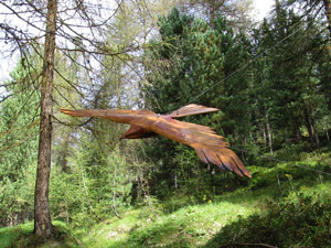 Una delle sculture nel parco