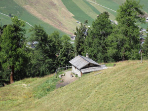 Veduta del Baitel da la Bles dal sentiero