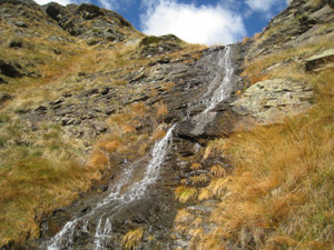 Cascata ai cui piedi guadiamo un torrente