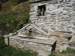 La fontana e la madonnina dorata davanti al rifugio