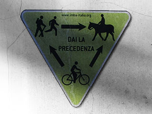Cartello che spiega a chi spetta la precedenza tra pedoni, ciclisti e cavalieri