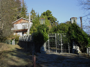 Alla sinistra di questa villa sale il sentiero per il Pizzo Tre Termini