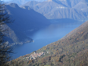 Uno scorcio del lago dalla vetta