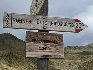 Segnavia a Seelandboden dove andiamo a destra con il 25B