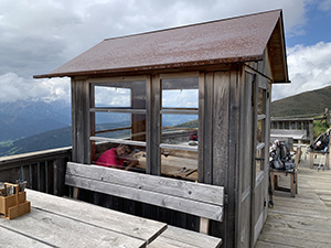 Tavolo al riparo di un baitello sulla terrazza