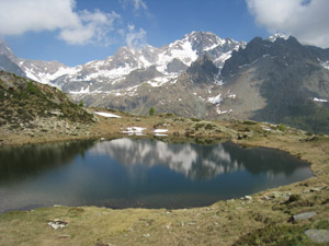 Il Disgrazia si specchia nel Lago Zana