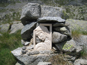 Altare alla destra del bivacco