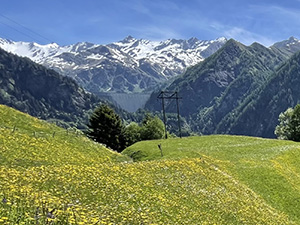 Al centro si vede la diga del Lago di Luzzone