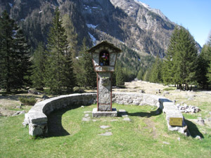 La santella davanti al rifugio