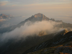 La Grignetta emerge dalle nubi al tramonto