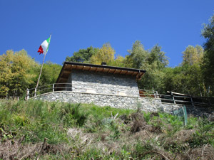 Passiamo sotto al rifugio in un tratto allo scoperto