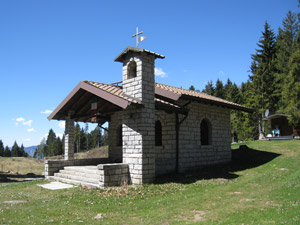 La chiesa accanto al rifugio