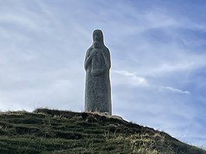 la grande statua in granito raffigurante la Madonna col Bambino,