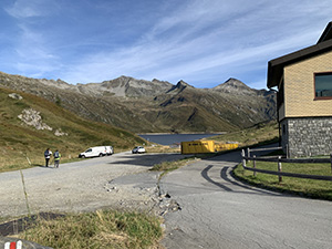 Ci incamminiamo verso il Lago di S. Maria passando dietroal l'Ospizio