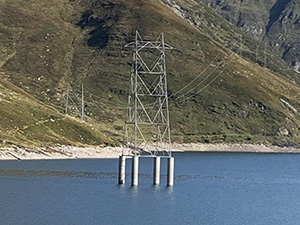 Il traliccio dentro al lago