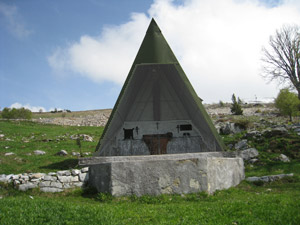 La cappellina accanto al rifugio