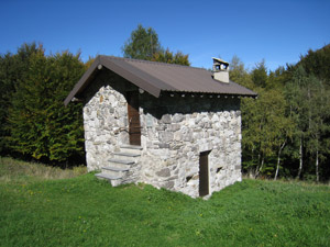 La baita bivacco davanti al rifugio