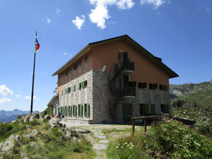 Il retro del Rifugio Calvi