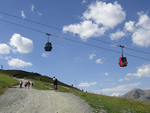 Transitiamo sotto alla cabinovia del Mottolino