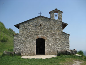 La chiesetta accanto al rifugio