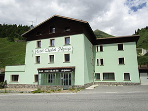 Parcheggiamo di fronte all'Hotel Chalet Alpino