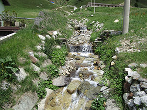 ... alla cui destra scorre il Torrente Rio Vallazza