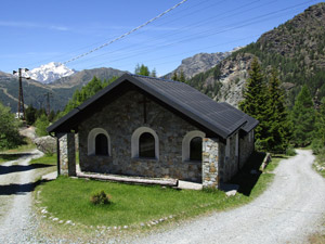 La chiesetta accanto al rifugio