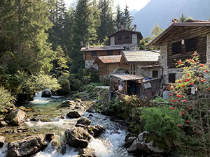 Il torrente e alcune baite a Campovecchio