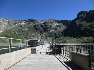 Il camminamento sulla diga grande del Lago Publino