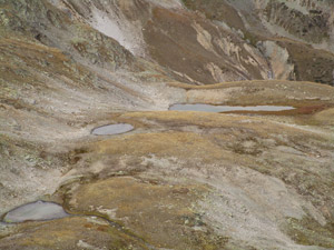 Zoom su un laghetto e due pozze nella valle sottostante