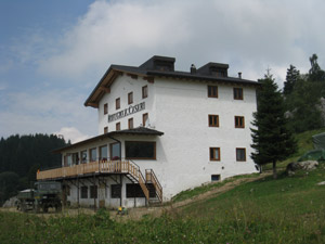 Il Rifugio Casari in versione estiva