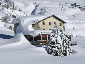 Il Rifugio Casari in versione invernale