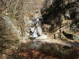 Pozza con guado ai piedi della cascata